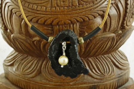 Géode d'AGATE NOIRE avec perle Gold : pierre d'ancrage et de purification, CHAKRA racine